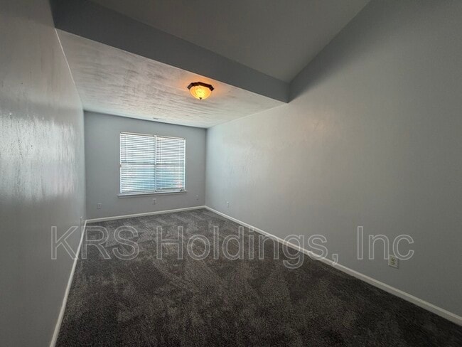 Building Photo - 128 Majestic Dr N