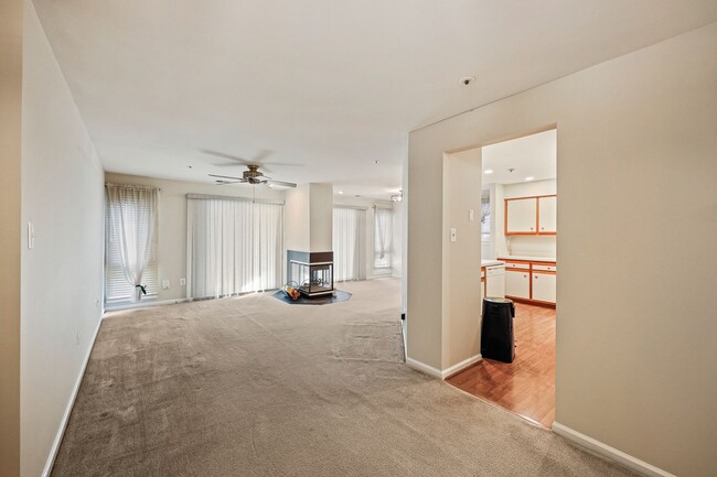 Foto del edificio - Spacious Ground-Level 2-Bedroom Unit with ...