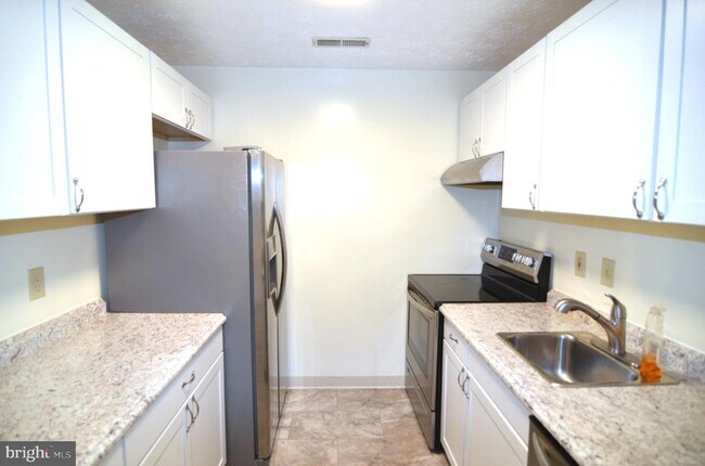 Building Photo - 23239 Rosewood Ct