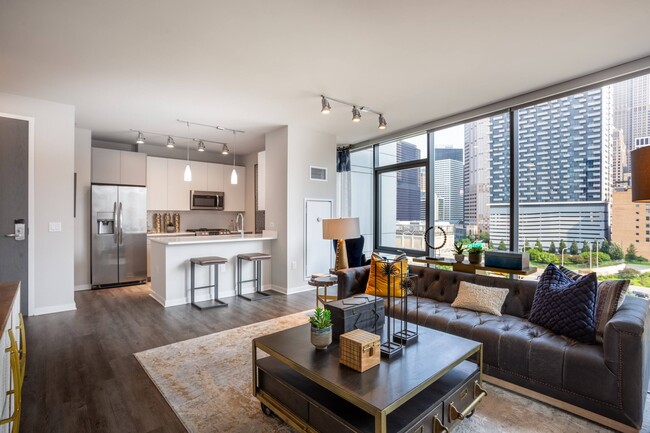 Sala de estar de concepto abierto en The Grand Central Apartments en Chicago, IL 60607 - The Grand Central