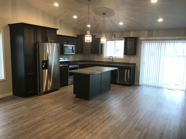 Building Photo - 4 bed 2 bath Single Family Home