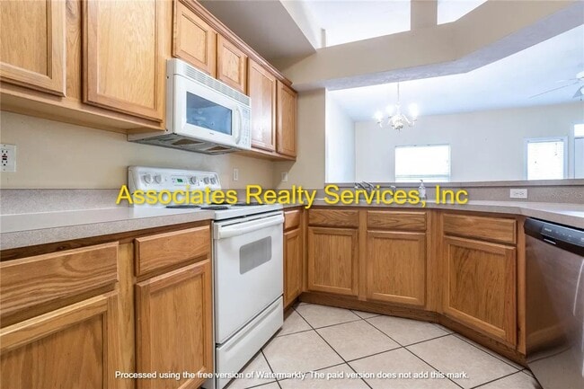 Building Photo - GREAT LOCATION-  3 Bedroom- LOOK!