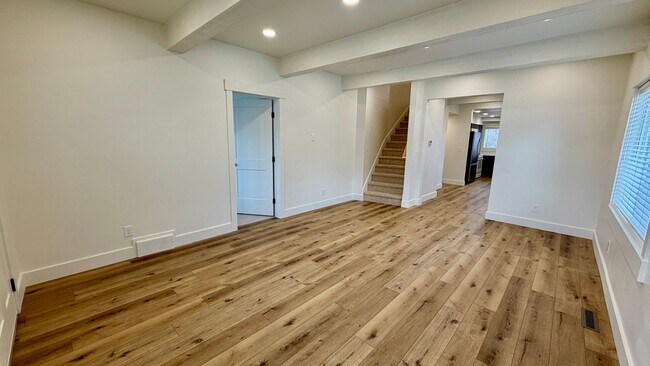 Foto del edificio - 145 N Byron Ave