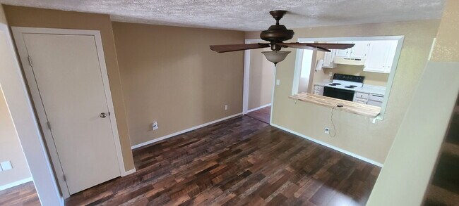 Foto del edificio - 2 Bed / 1.5 Bath Townhome with Garage, Located near Downtown Elizabeth!
