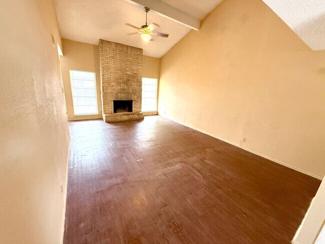 Foto del edificio - **APPLICATION RECEIVED** Convenient 2-Stor...