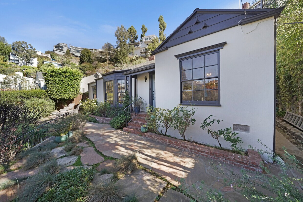 2BR/2BA House with Den - 1522 Forest Knoll Dr