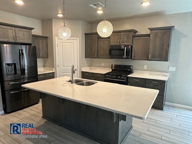 Foto del edificio - 4 Bedroom in near Crimson Cliffs