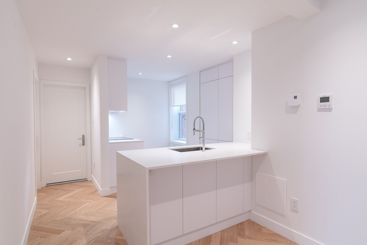 Primary Photo - 590 Av. Outremont