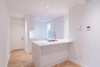 Building Photo - 590 Av. Outremont