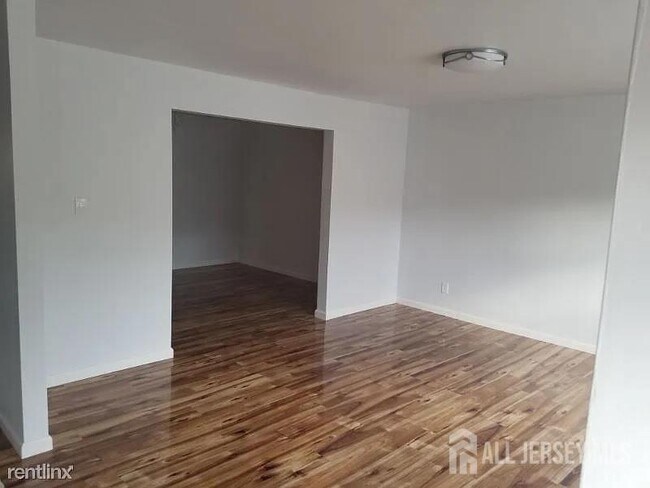 Building Photo - 804 Maple Hill Dr