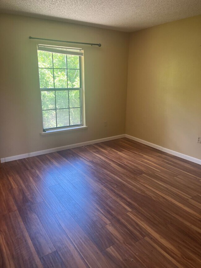 Foto del edificio - One bedroom 1 bath condo. Immaculate.