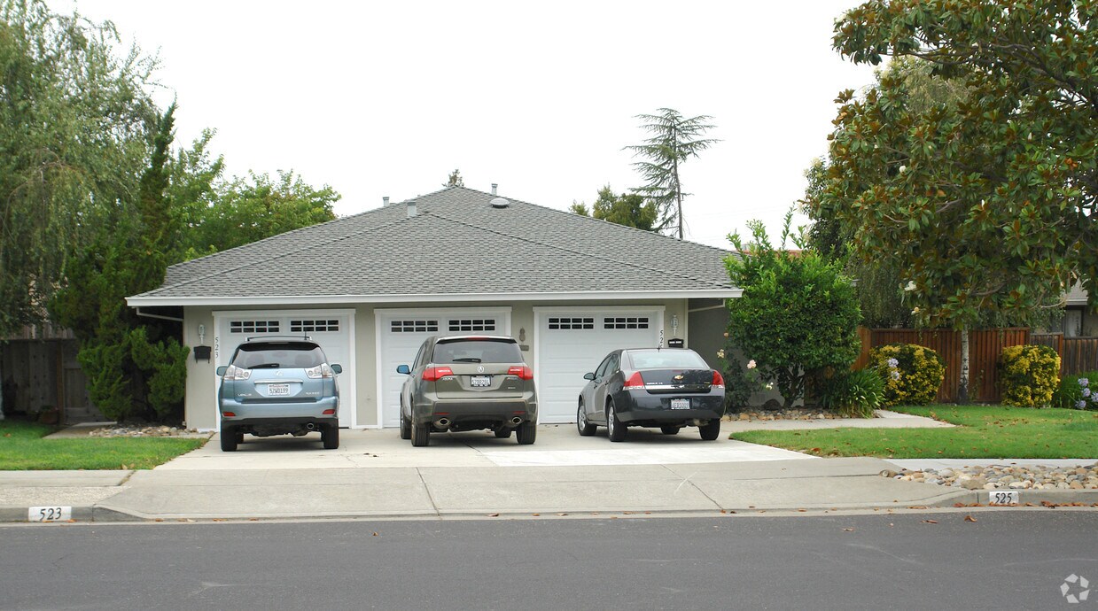 Foto del edificio - 523-525 Newville Dr