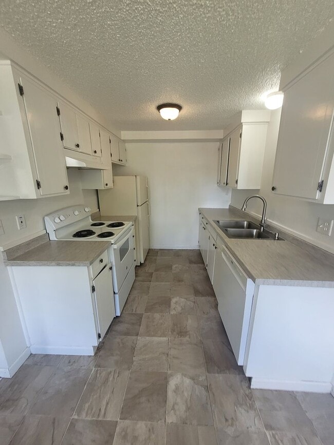 Building Photo - 2BD/1BA Duplex with large fenced yard Available June 5th!