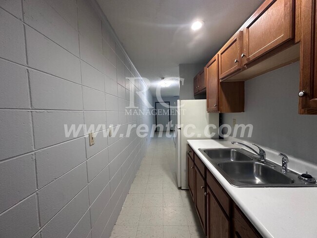 Building Photo - 1005-4 Oak-