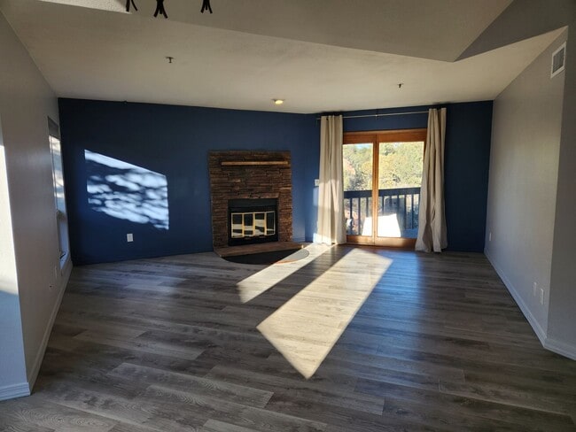 Foto del edificio - Beautifully updated 2 bed / 2 bath at 4 Seasons North