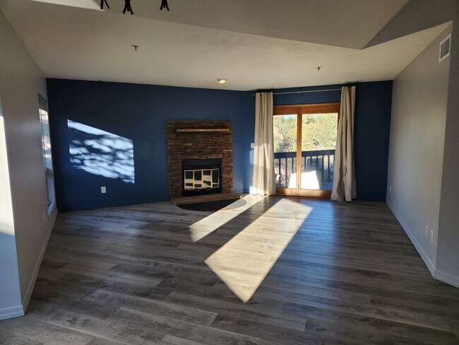 Building Photo - Beautifully updated 2 bed / 2 bath at 4 Seasons North