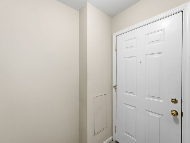 Foto del edificio - Perfectly situated in the highly sought-after Ponds of Centreville community!