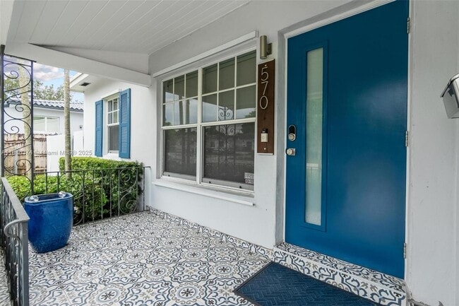 Building Photo - 570 SW 45th Ave