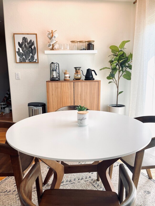 Foto del edificio - 1529 E Pierce St