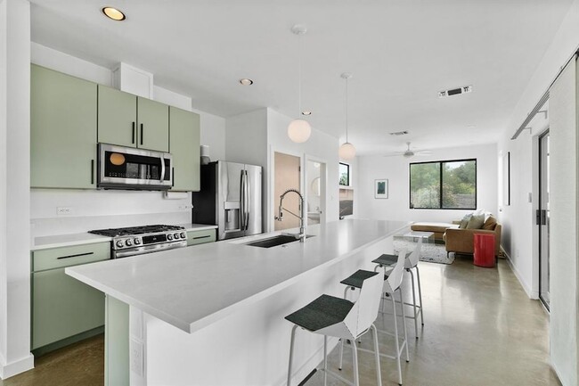 Building Photo - 5725 Toscana Ave