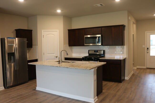 Foto del edificio - 4BR/3BA NEW CONSTRUCTION IN GONZALES