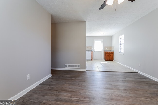 Foto del edificio - 1181 Timbercrest Dr