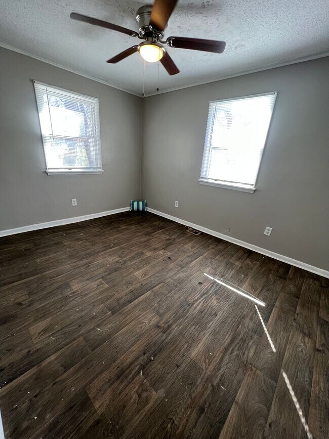 Foto del edificio - COMING SOON! 3 BEDROOM HOUSE!  DEPOSIT-FREE Renting option thru OBLIGO! Deposit Alternative avail...