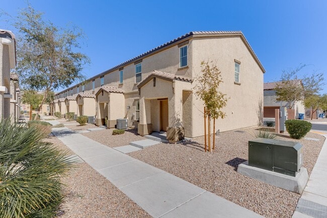 Building Photo - Inviting 3-Bedroom Townhome in Gated Cliff...