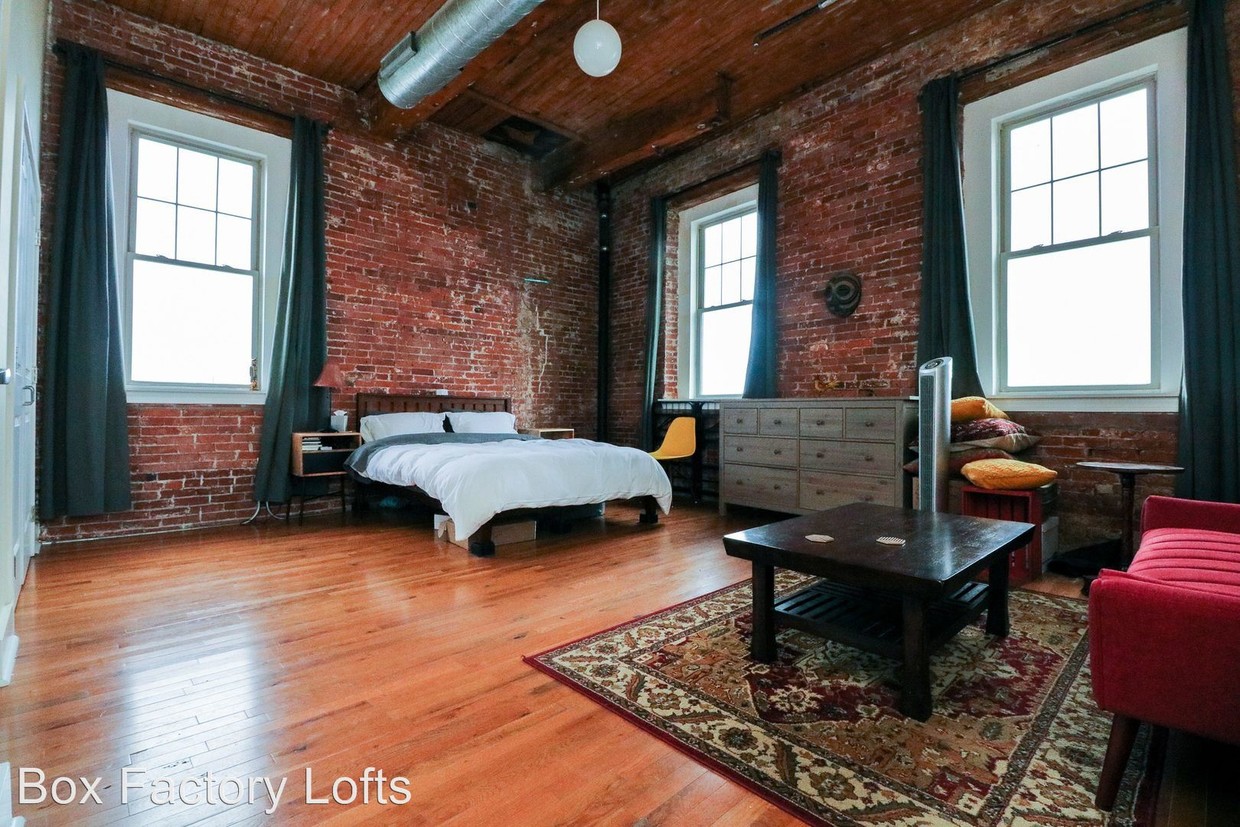 Primary Photo - 21 E Columbia Ave