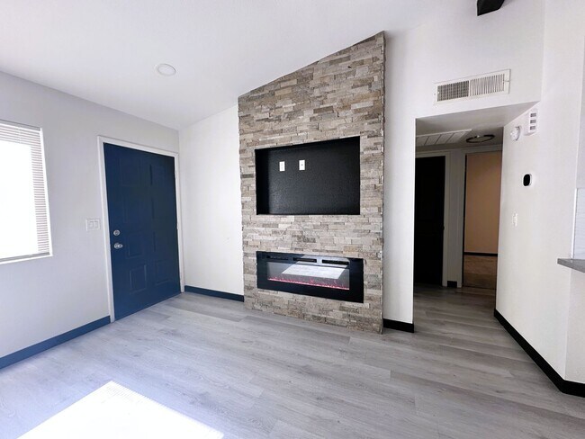 Building Photo - Beautifully Renovated Townhome with Private Yard & Modern Finishes