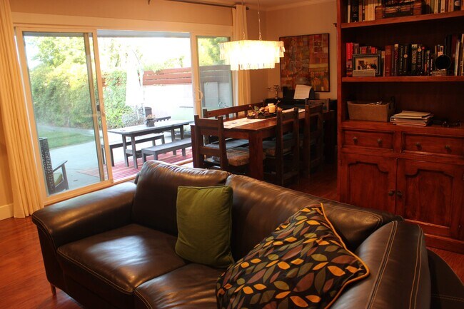Salas de estar y comedores - 3540 McLaughlin Ave