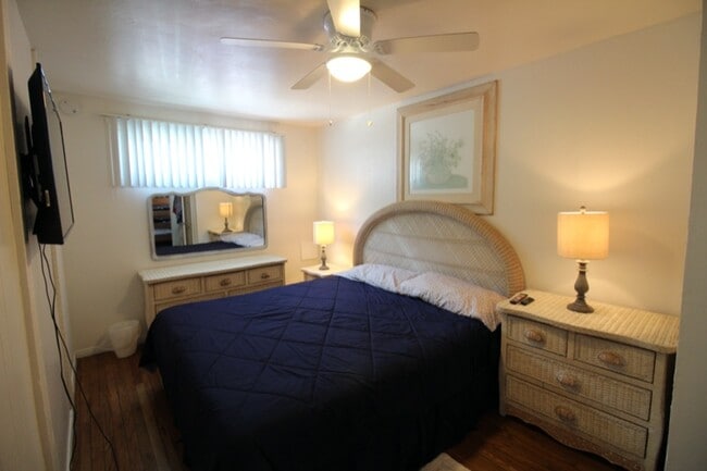 Building Photo - 728 Venice Ct