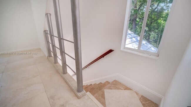 Foto del edificio - 825 NE 120th St