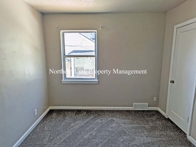 Building Photo - New Paint - 3 Bed 1 Bath