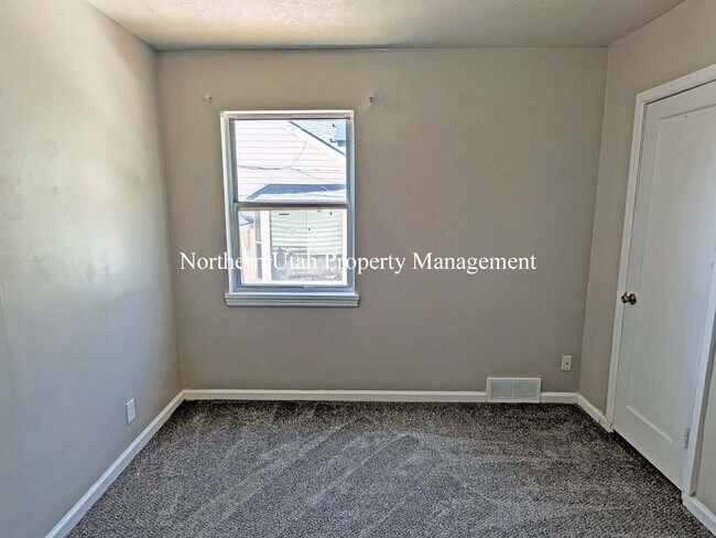 Foto del edificio - New Paint - 3 Bed 1 Bath
