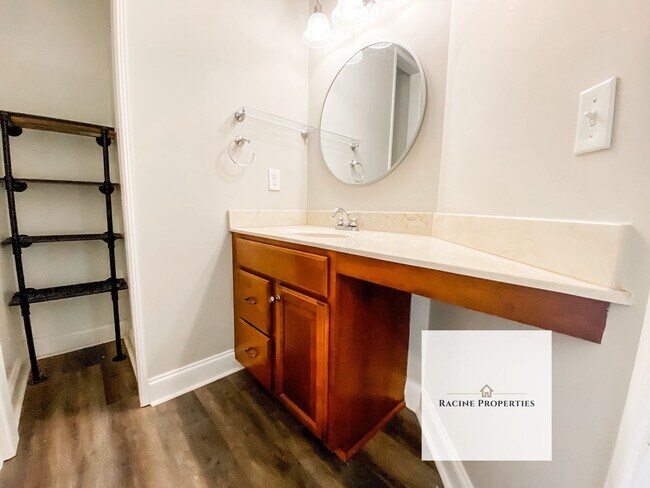 Foto del edificio - **Your Dream Home Awaits in This Exceptional Cul-de-Sac Retreat**