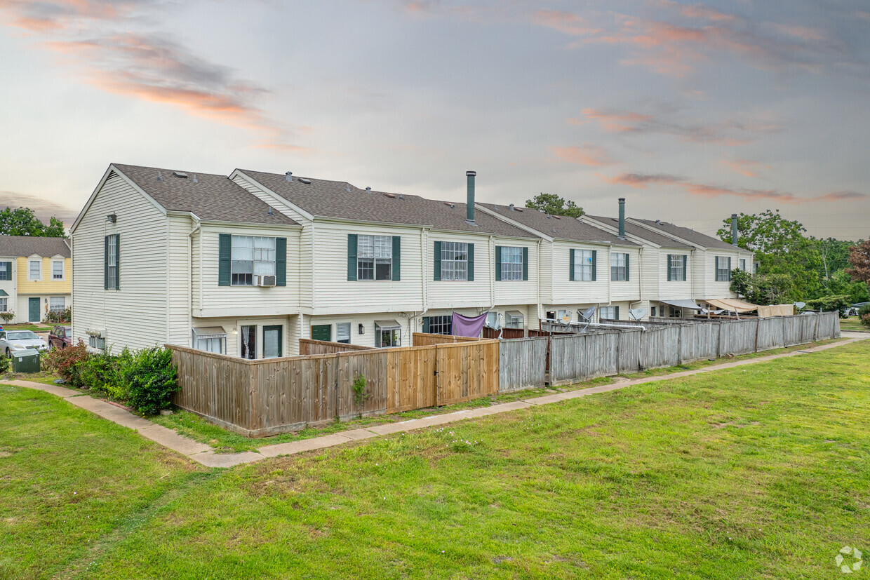 Primary Photo - 12910 Ashford Point Dr