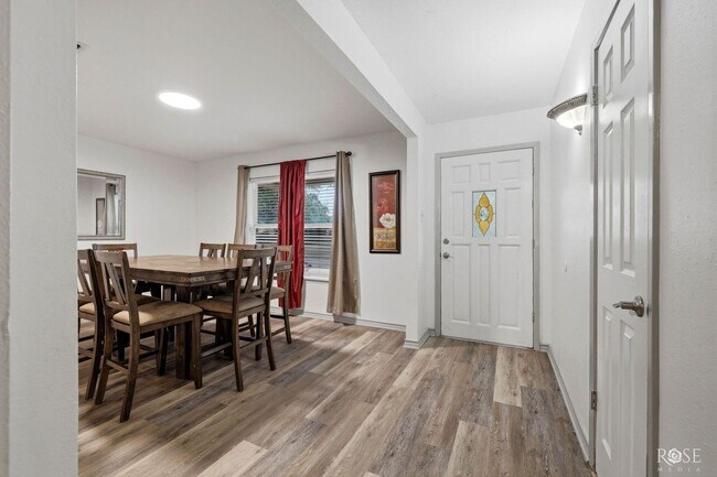 Foto del edificio - Charming 4 bedroom/2 Bath Home COMING SOON!