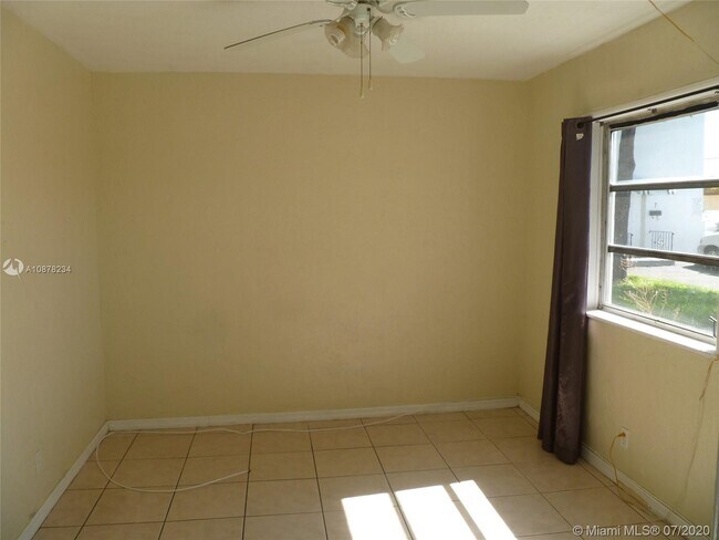 Building Photo - 1005 N 18th Ct
