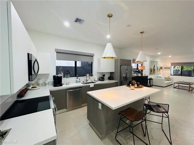 Building Photo - 3 br, 3.5 bath Townhome - 310 SW 9th St # 1