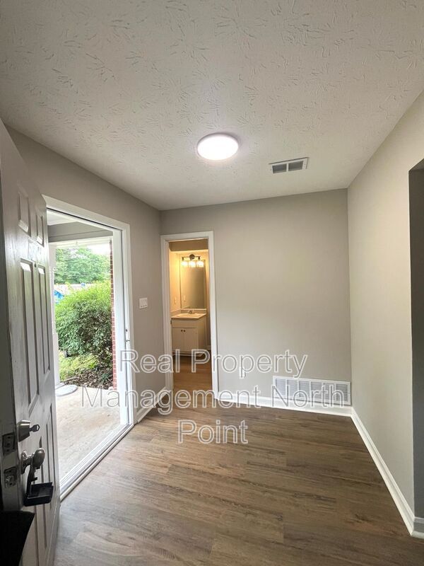 Foto del edificio - 5843 Summerglen Ln