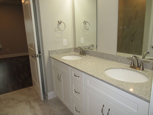 Foto del edificio - Close to Navy Federal complex, shopping & ...