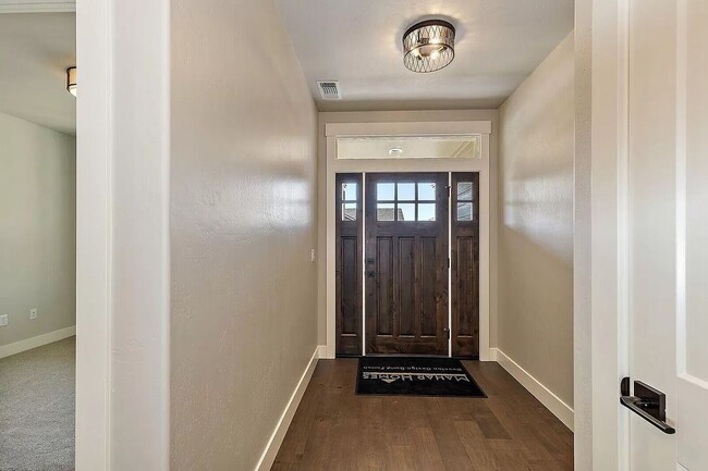 Foto del edificio - Newer three bed, 2 bath Craftsman Style ho...