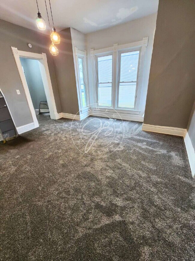 Foto del edificio - Spacious 2 bedroom main floor duplex! Tons of character! Convenient location!