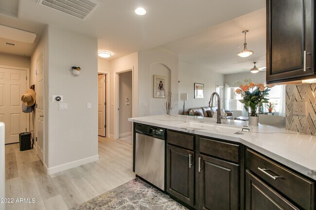 Foto del edificio - 5350 E Deer Valley Dr
