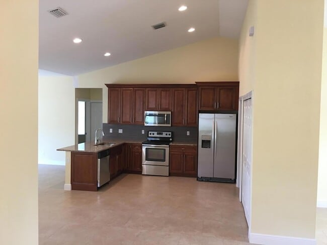 Building Photo - 5866 NW Mesa Cir