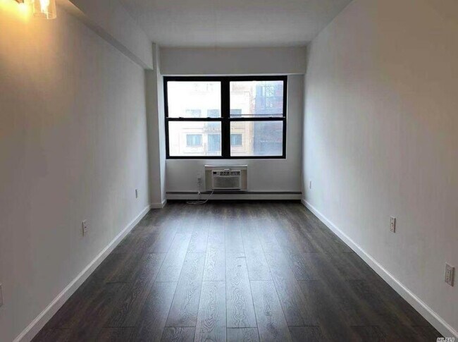 Building Photo - 200 Bowery St