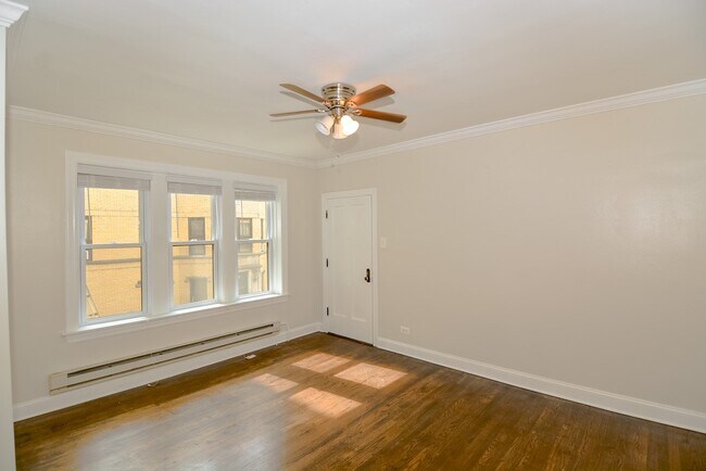 Foto del edificio - 3819.5 N Greenview Ave