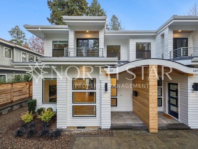 Building Photo - Lake Oswego Modern Luxury Duplex