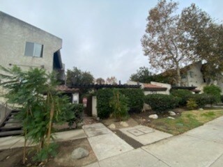 Foto del edificio - 7439 Woodman Ave
